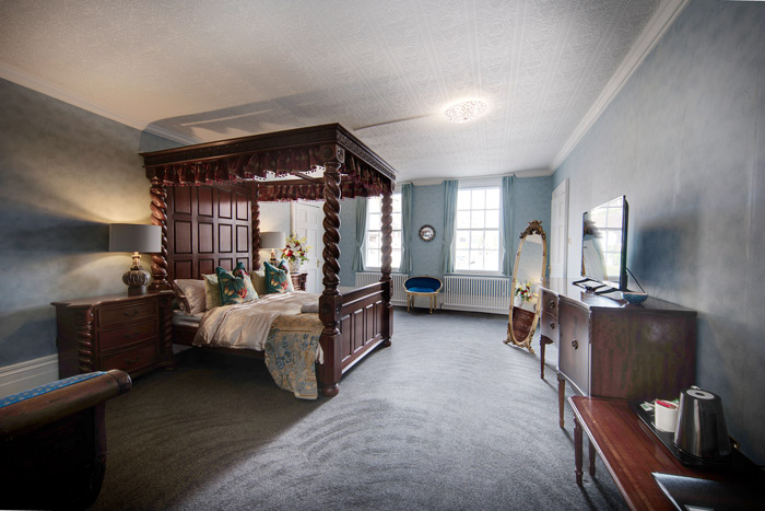 Luxury Stay in Judge Melish Room | Stone Court House gallery image 3